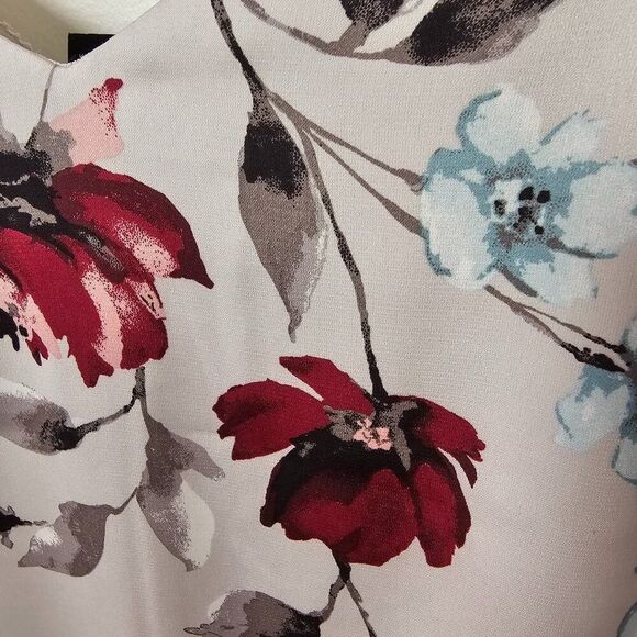 NWT WHITE HOUSE BLACK MARKET V NECK FLORAL TANK TOP SIZE MEDIUM - Picture 4 of 13